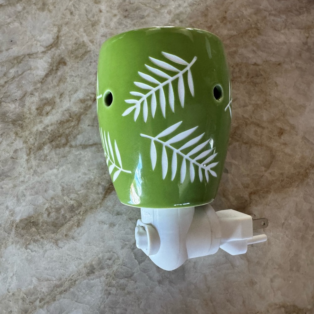 NWOB Scentsy Green Leaf Patterned Plug-in Warmer